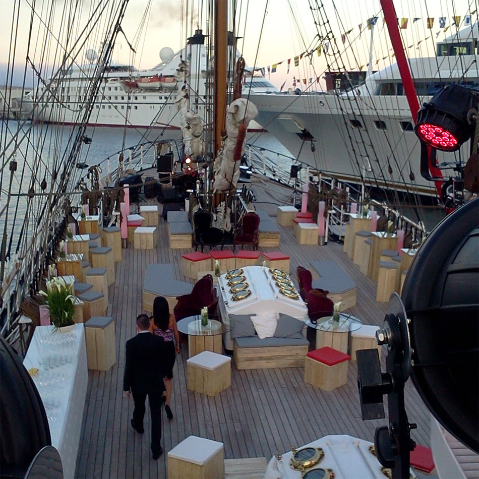 Dîner dressé sur le pont d’un voilier au port